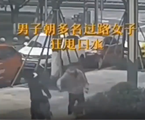 Çin'de bir kişi, insanlara tükürüğüyle koronavirüs bulaştırırken görüntülendi! 