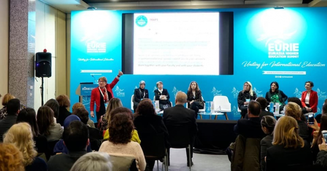 Rektör Çakar, Yükseköğretim’de kadın liderler konulu sunum yaptı