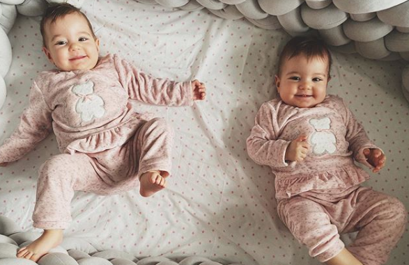 Pelin Akil ve Anıl Altan çiftinden maç pozu