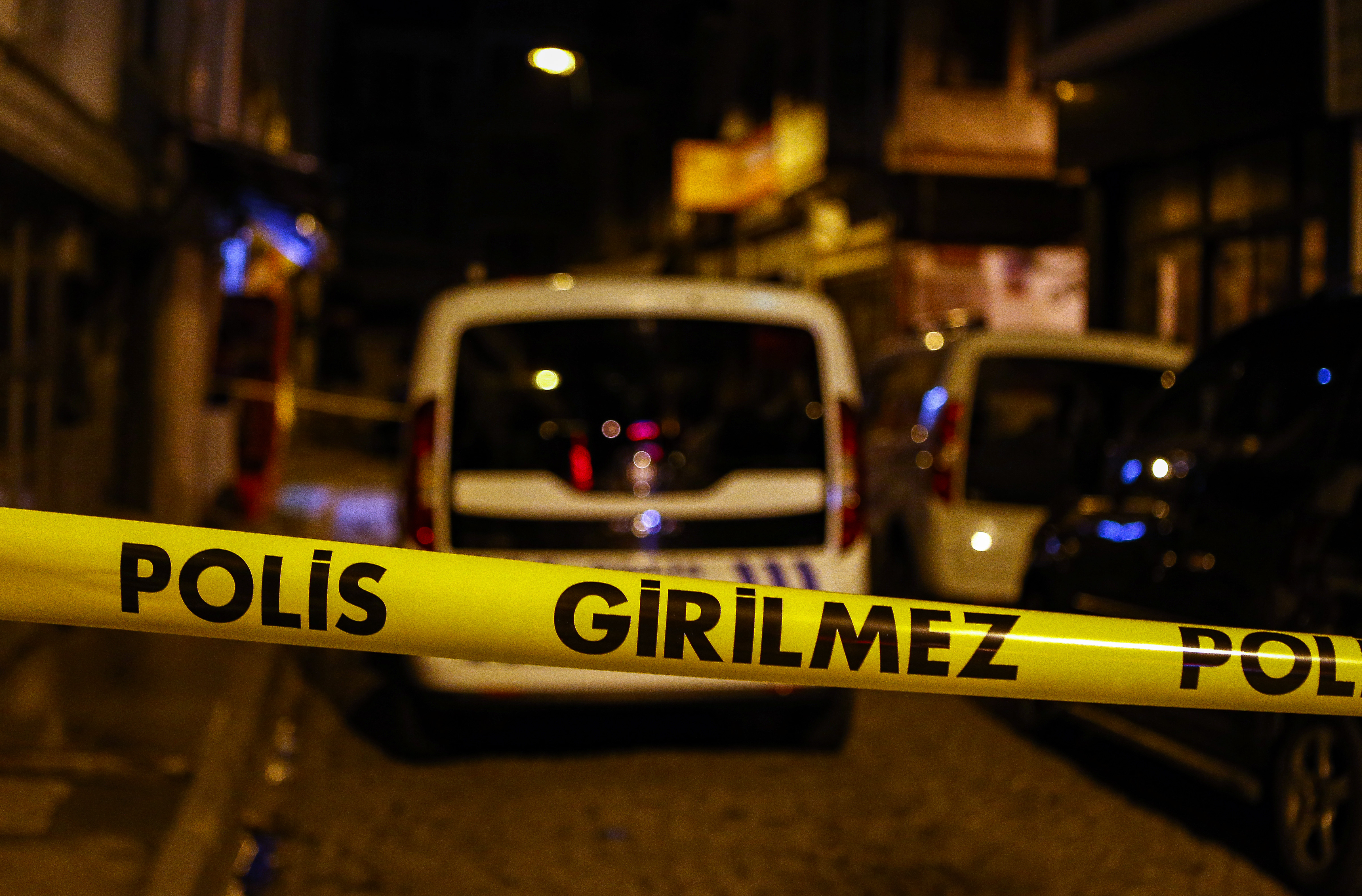 Fatih'te evinin penceresinden düşen kişi öldü