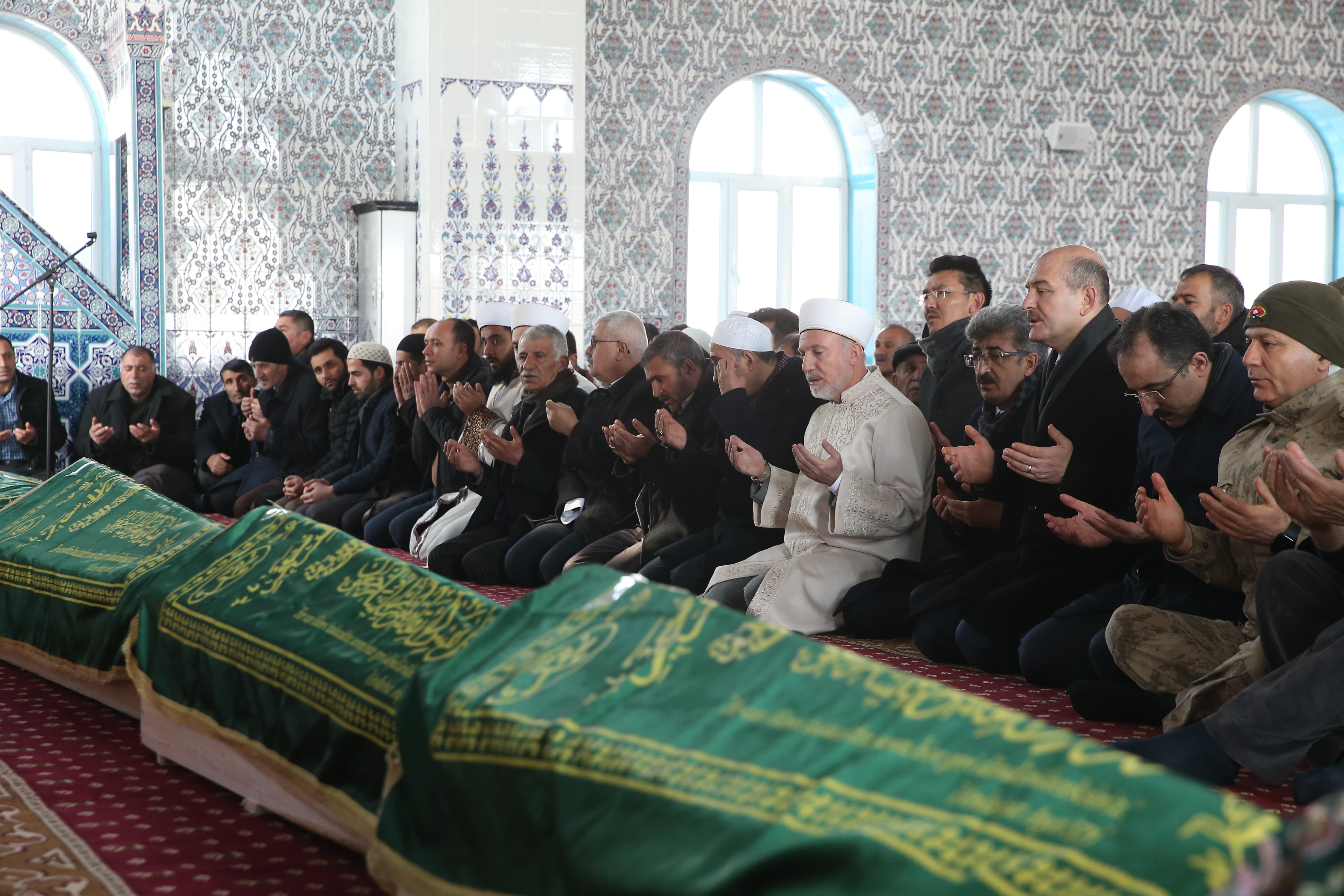 Van'da depremde hayatını kaybedenler toprağa verildi