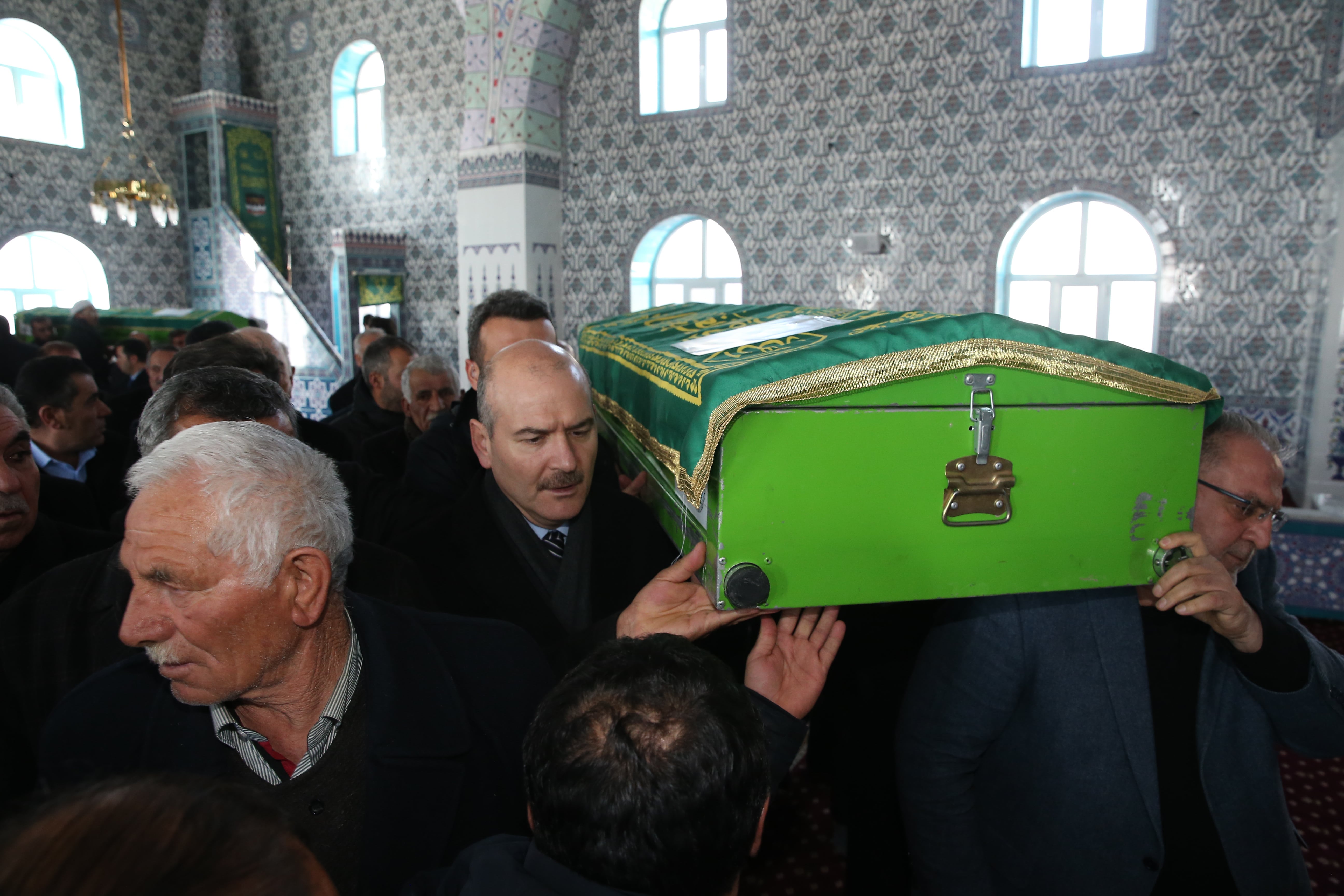 Van'da depremde hayatını kaybedenler toprağa verildi