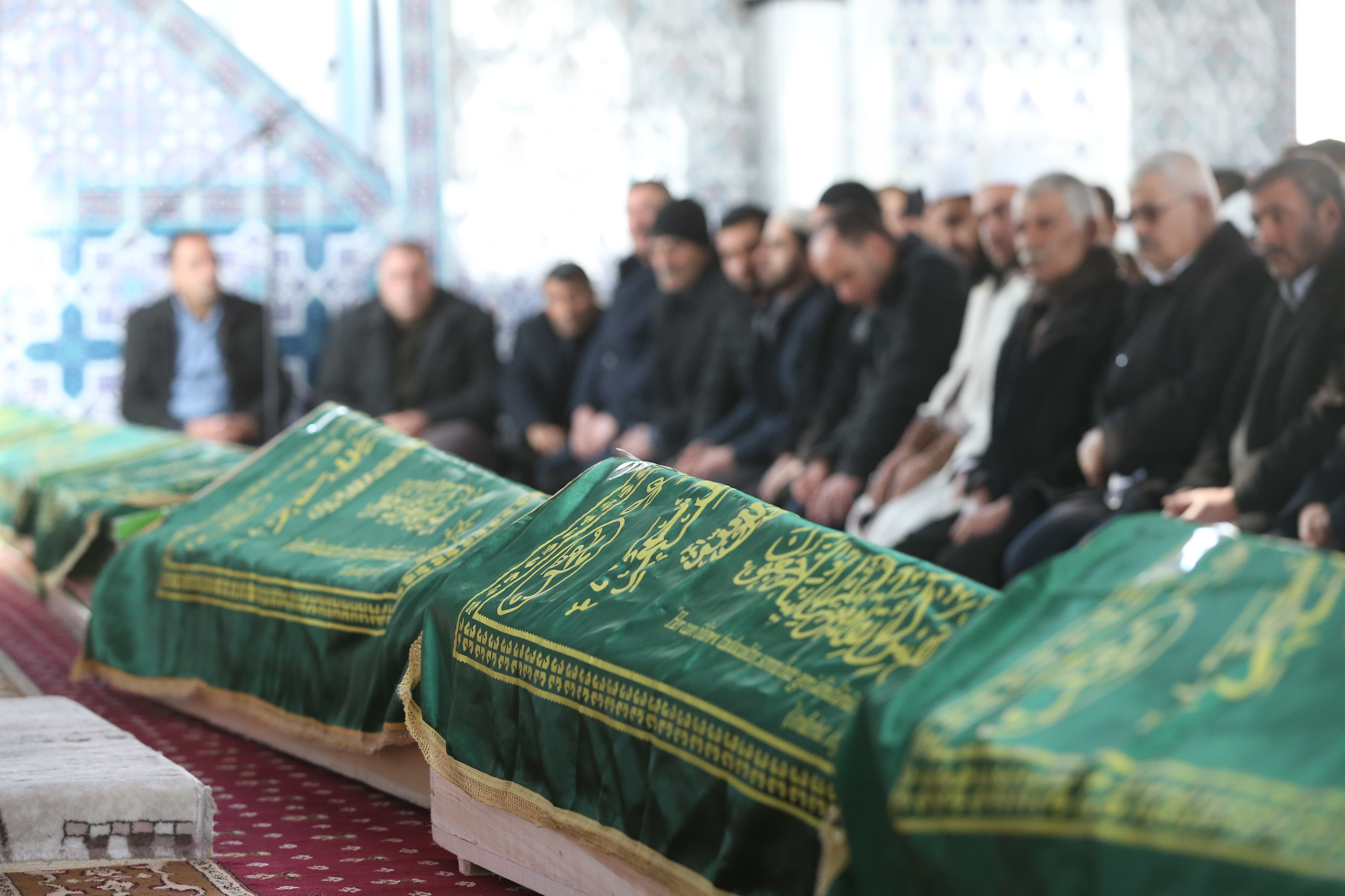 Van'da depremde hayatını kaybedenler toprağa verildi