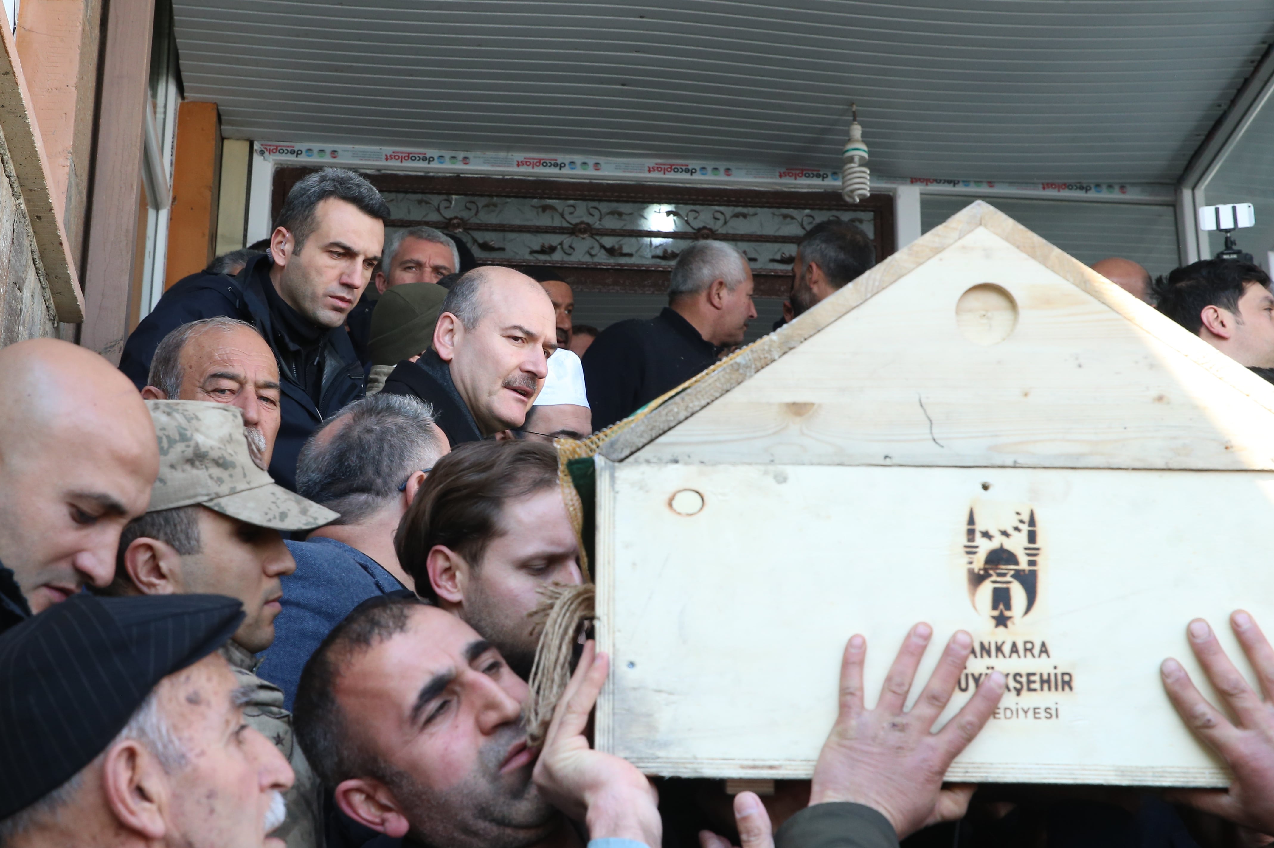 Van'da depremde hayatını kaybedenler toprağa verildi