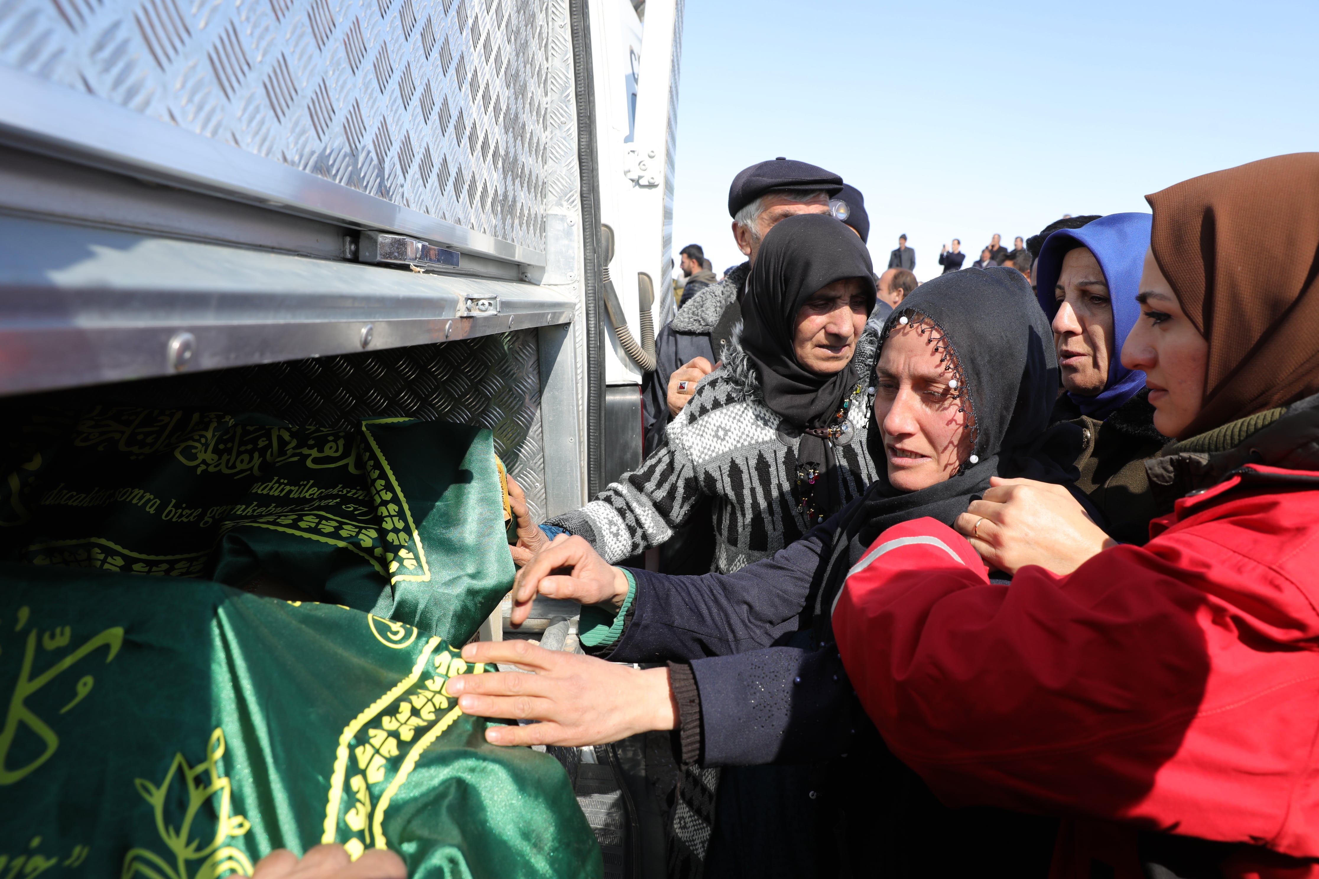 Van'da depremde hayatını kaybedenler toprağa verildi