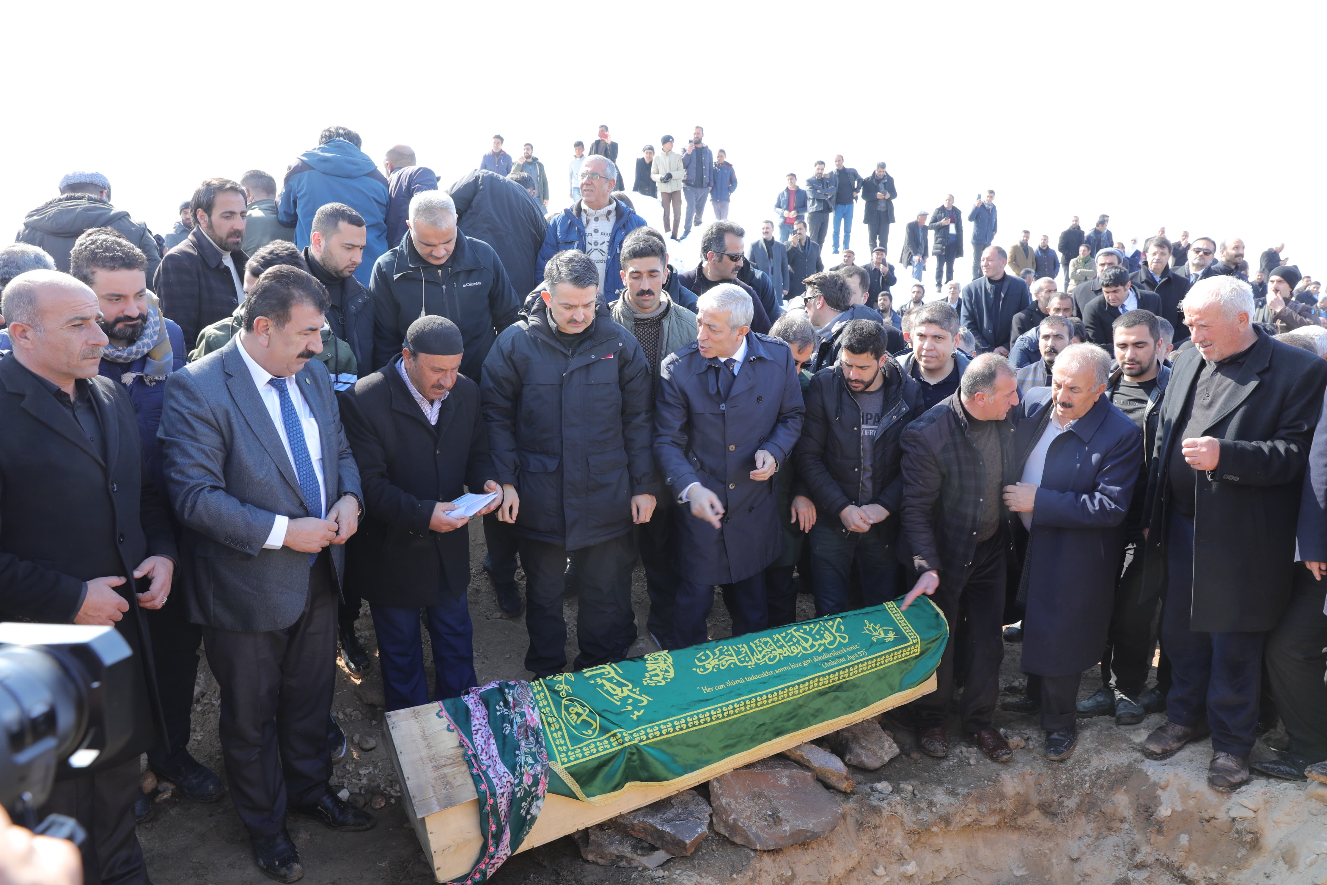 Van'da depremde hayatını kaybedenler toprağa verildi