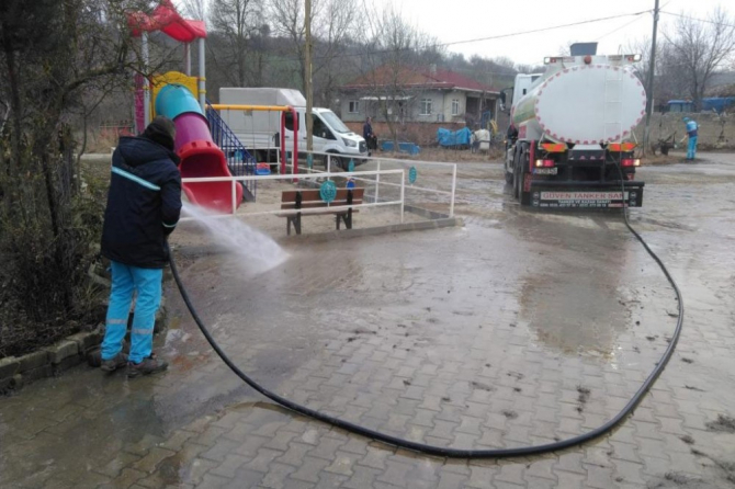 Temizlik çalışmaları kırsal mahallelerde de aralıksız sürüyor