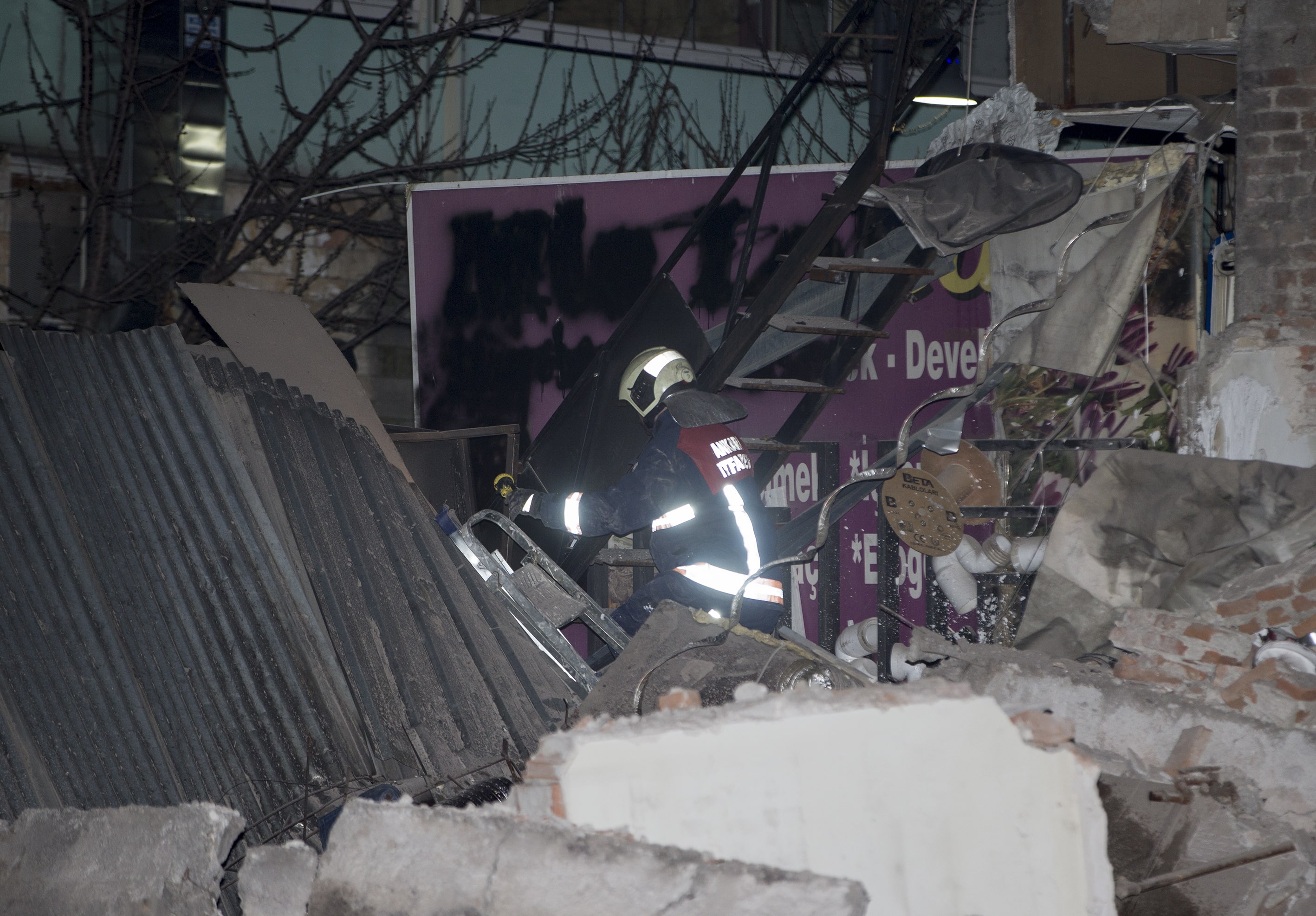 Ankara'da üç katlı bina yıkıldı