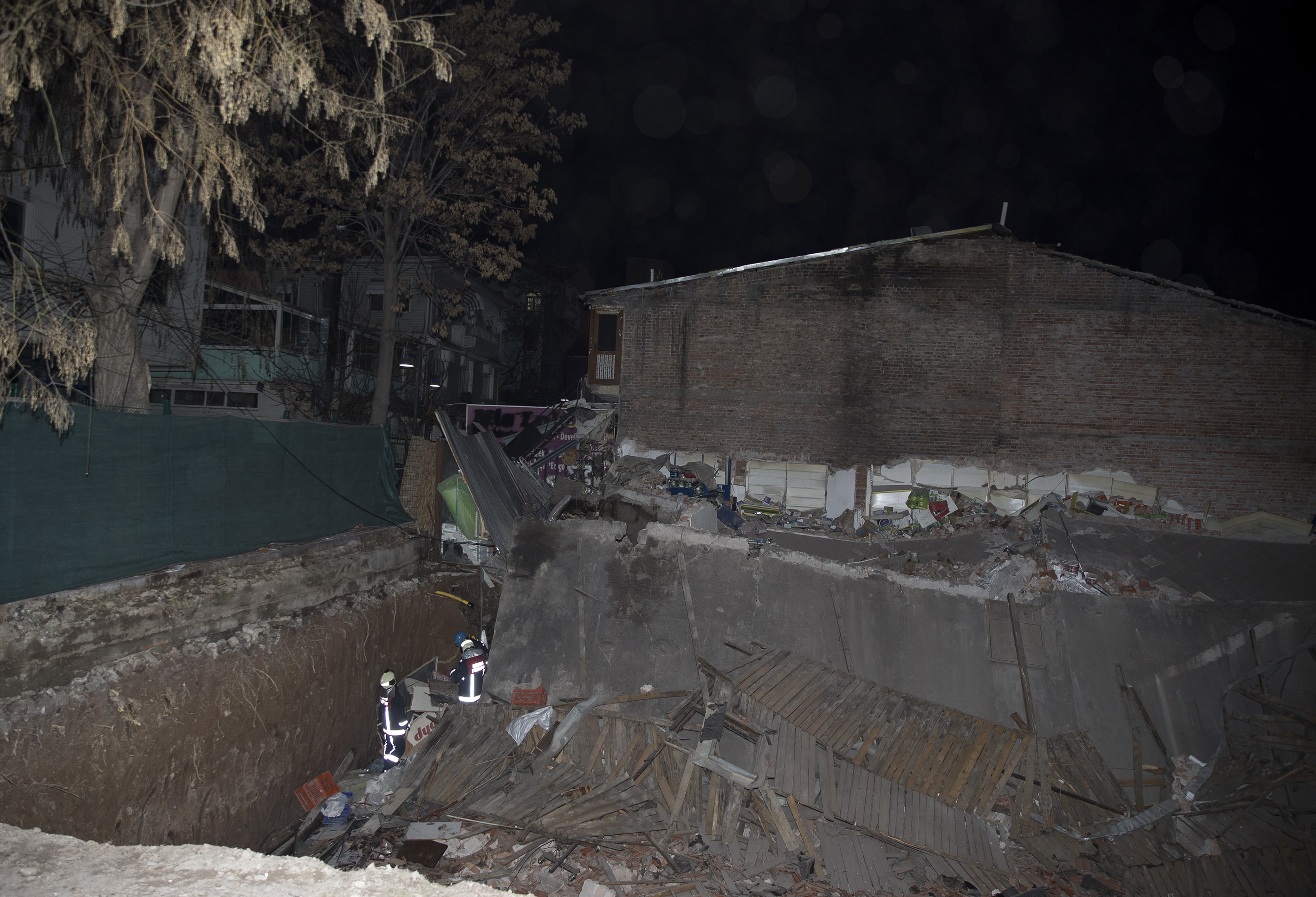 Ankara'da üç katlı bina yıkıldı