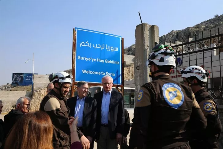 Hatay'ın Cilvegözü sınır kapısında açıklamalarda bulunan ABD'nin Suriye Özel Temsilcisi James Jeffrey, Türkiye'ye İdlib için mühimmat tedarik etmeye hazır olduklarını açıkladı.