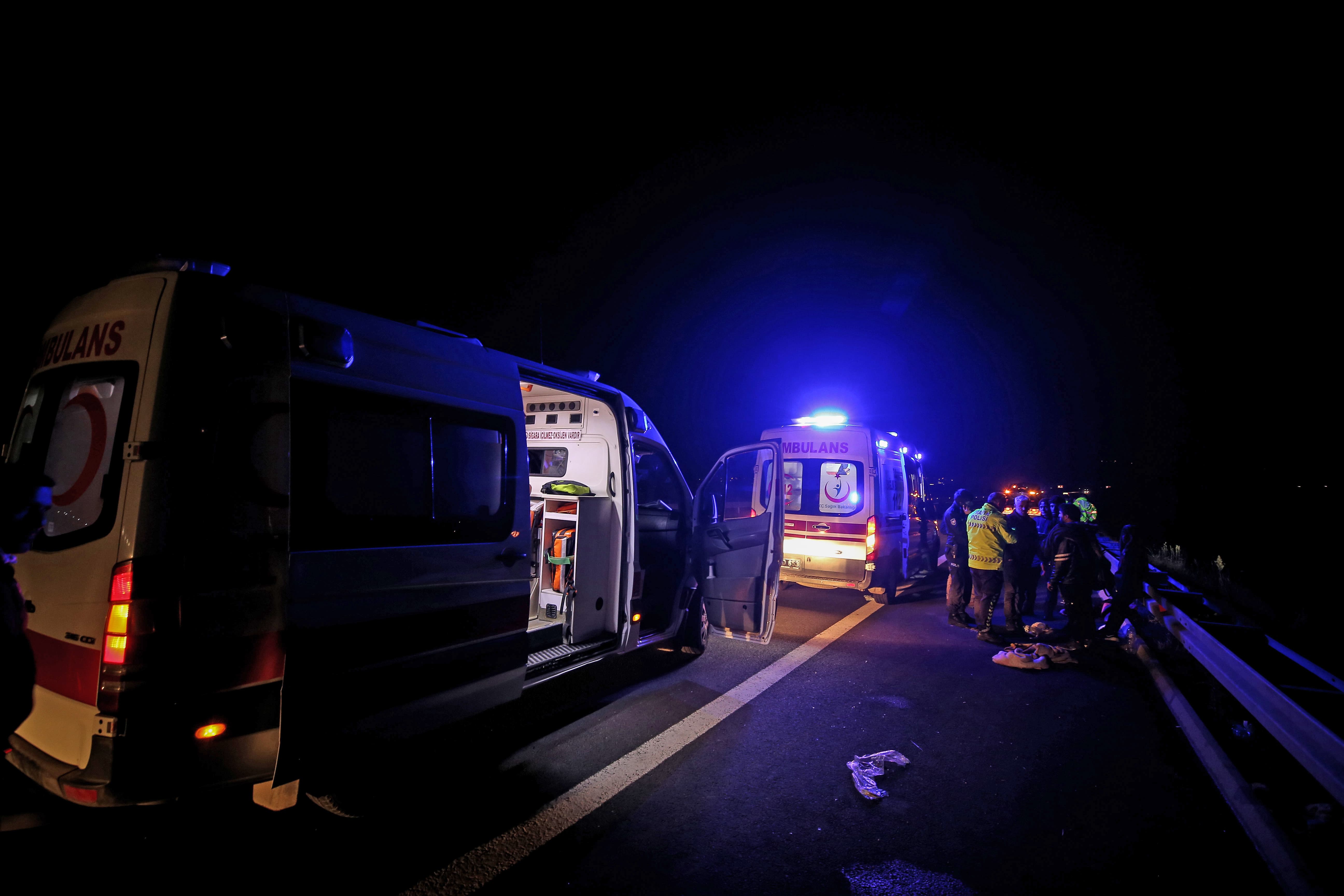 Bursa'da göçmenleri taşıyan minibüs otomobille çarpıştı: 21 yaralı