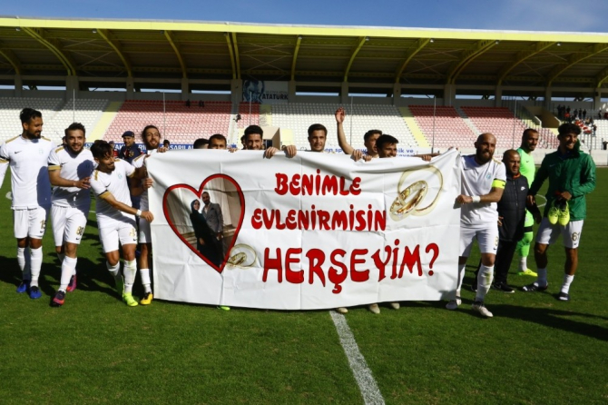 Futbolcu genç saha içinde, kız arkadaşına pankartlı evlilik teklifi yaptı