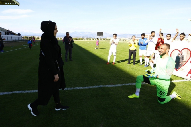 Futbolcu genç saha içinde, kız arkadaşına pankartlı evlilik teklifi yaptı