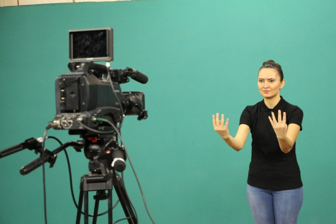 İşitme engelliler "Türk İşaret Dili Kitabı" için kamera karşısına geçti