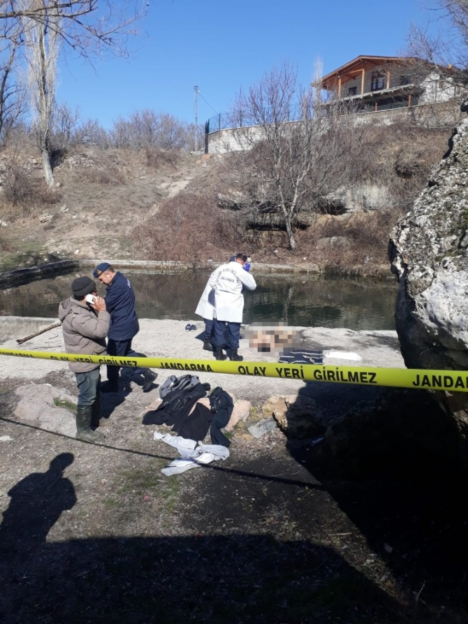 Serinlemek için girdiği yapay gölette boğulan genç hayatını kaybetti