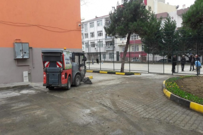 Süleymanpaşa Belediyesi okul bahçelerinin de temizliğini yapıyor