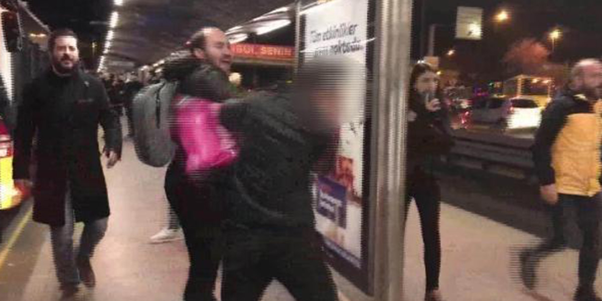Metrobüste tacizci olduğu iddia edilen şahsın dövülmesi videoya böyle yansıdı