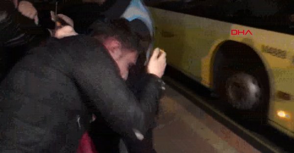 Metrobüste tacizci olduğu iddia edilen şahsın dövülmesi videoya böyle yansıdı