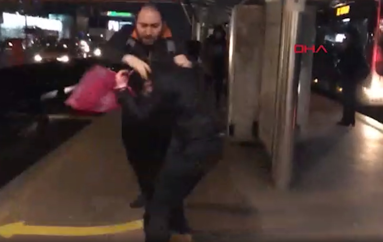 Metrobüste tacizci olduğu iddia edilen şahsın dövülmesi videoya böyle yansıdı