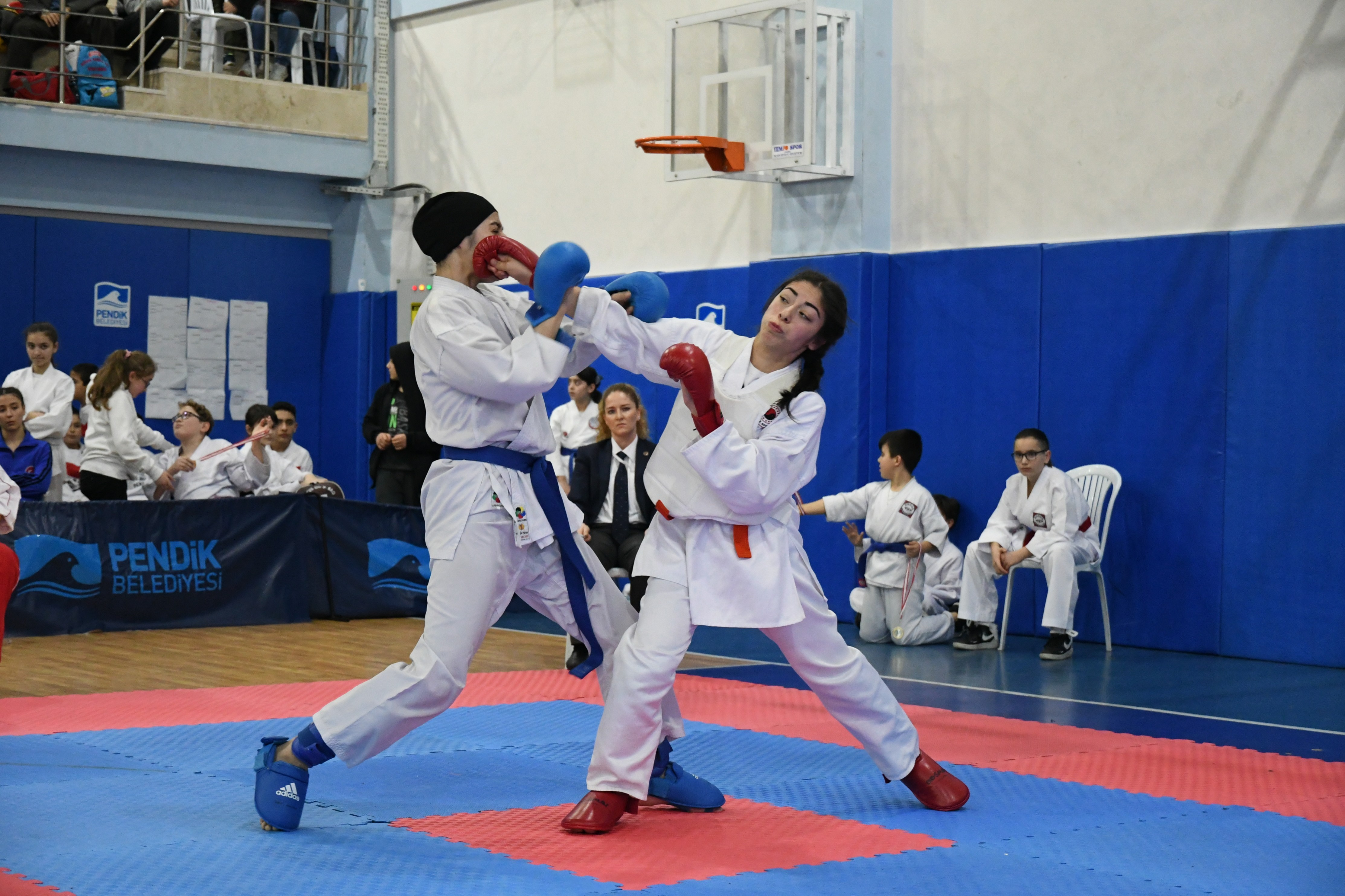 Pendik'te düzenlenen Savunma Sporları Turnuvası nefesleri kesti