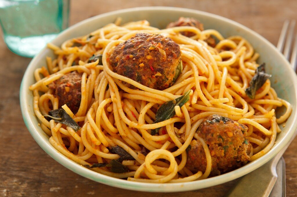 Köfteli Makarna nasıl yapılır? Gelinim Mutfakta Köfteli Makarna tarifi