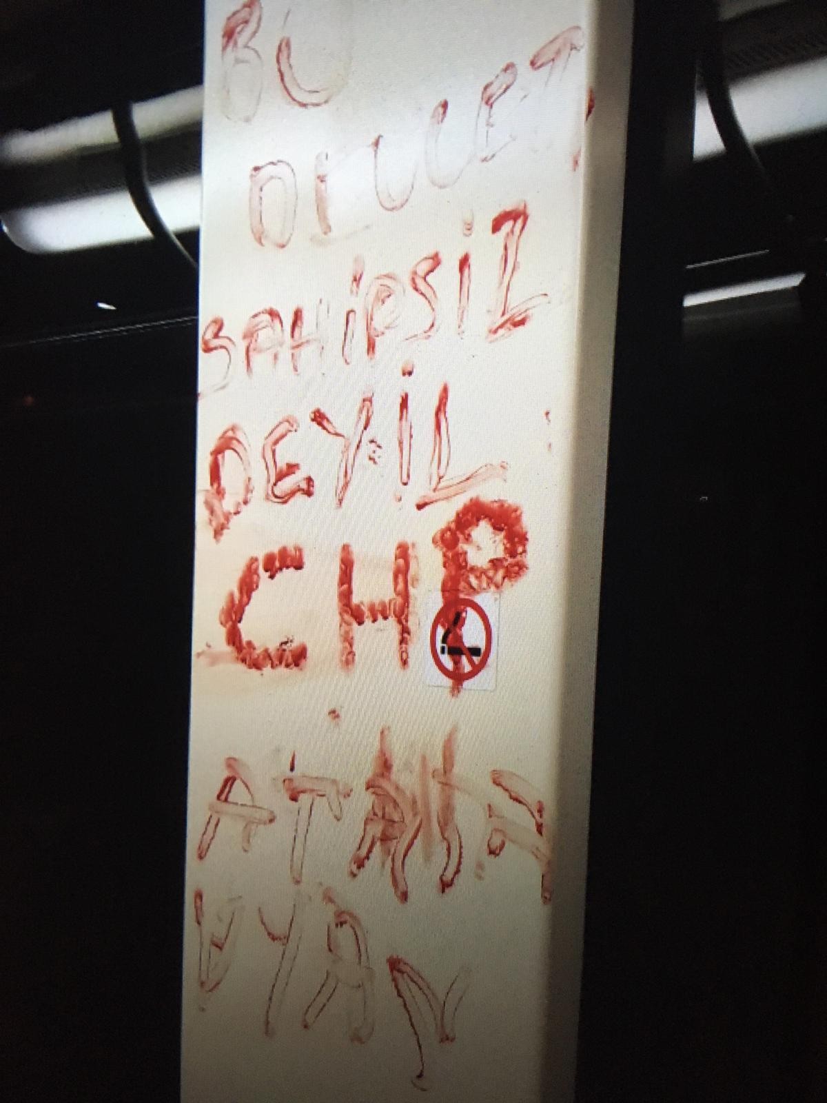 Eskişehir'de şoke eden olay! Kanıyla "Bu devlet sahipsiz deyil CHP atam uyan” yazdı