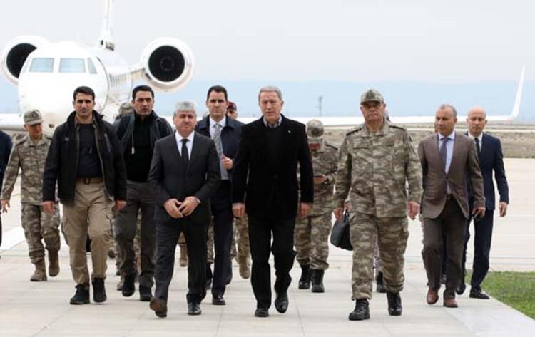 Milli Savunma Bakanı Hulusi Akar ve komutanlar Suriye sınırının sıfır noktasında!