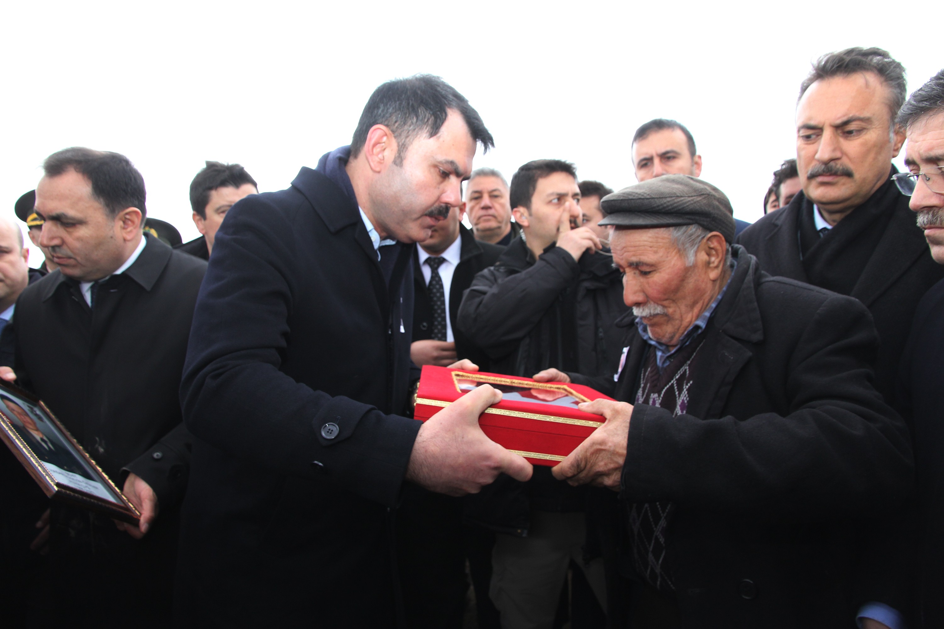 Şehit babası ayakkabıları çamurlu diye Bakan Kurum'un makam arabasına binmemiş