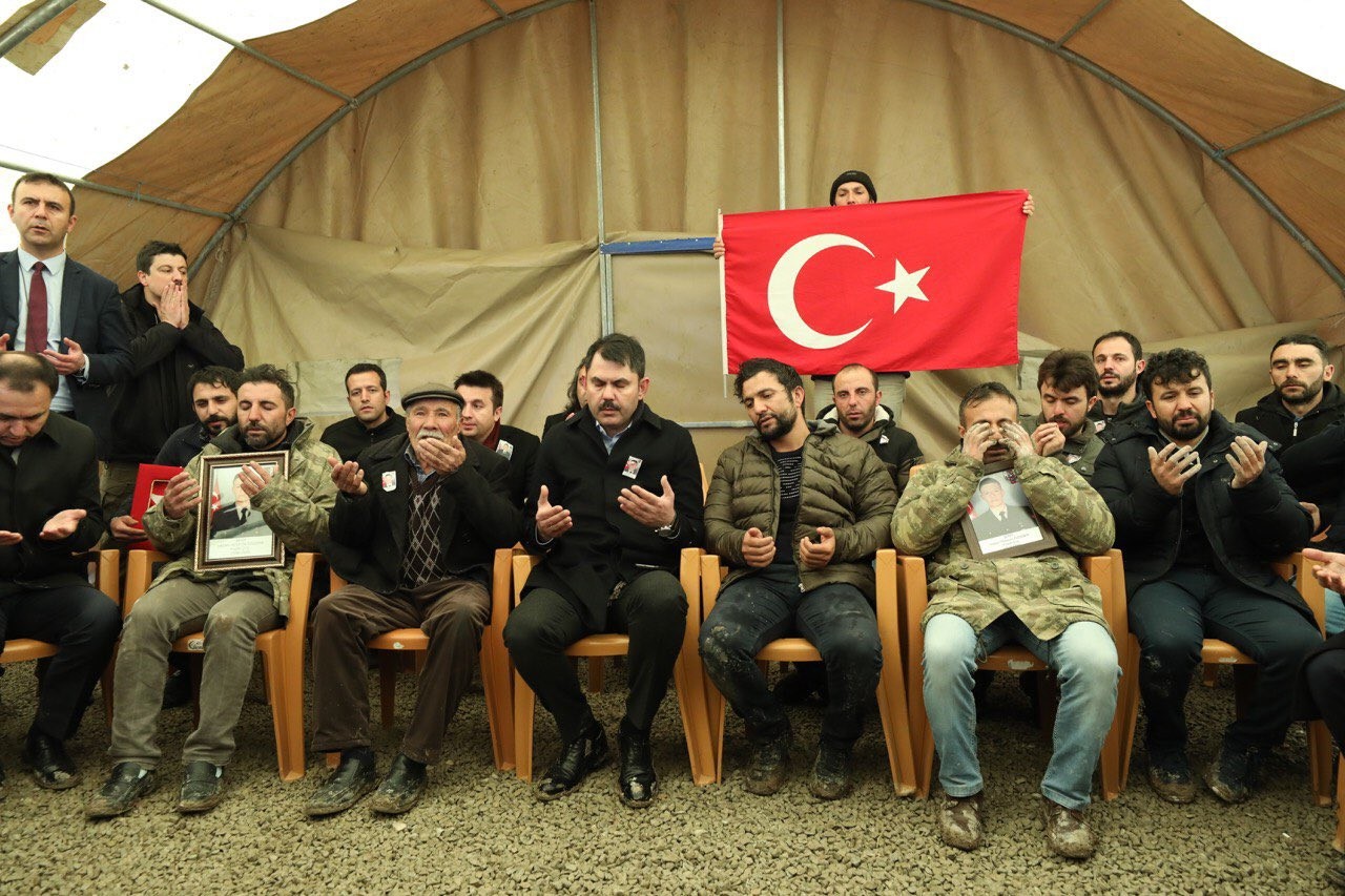 Şehit babası ayakkabıları çamurlu diye Bakan Kurum'un makam arabasına binmemiş