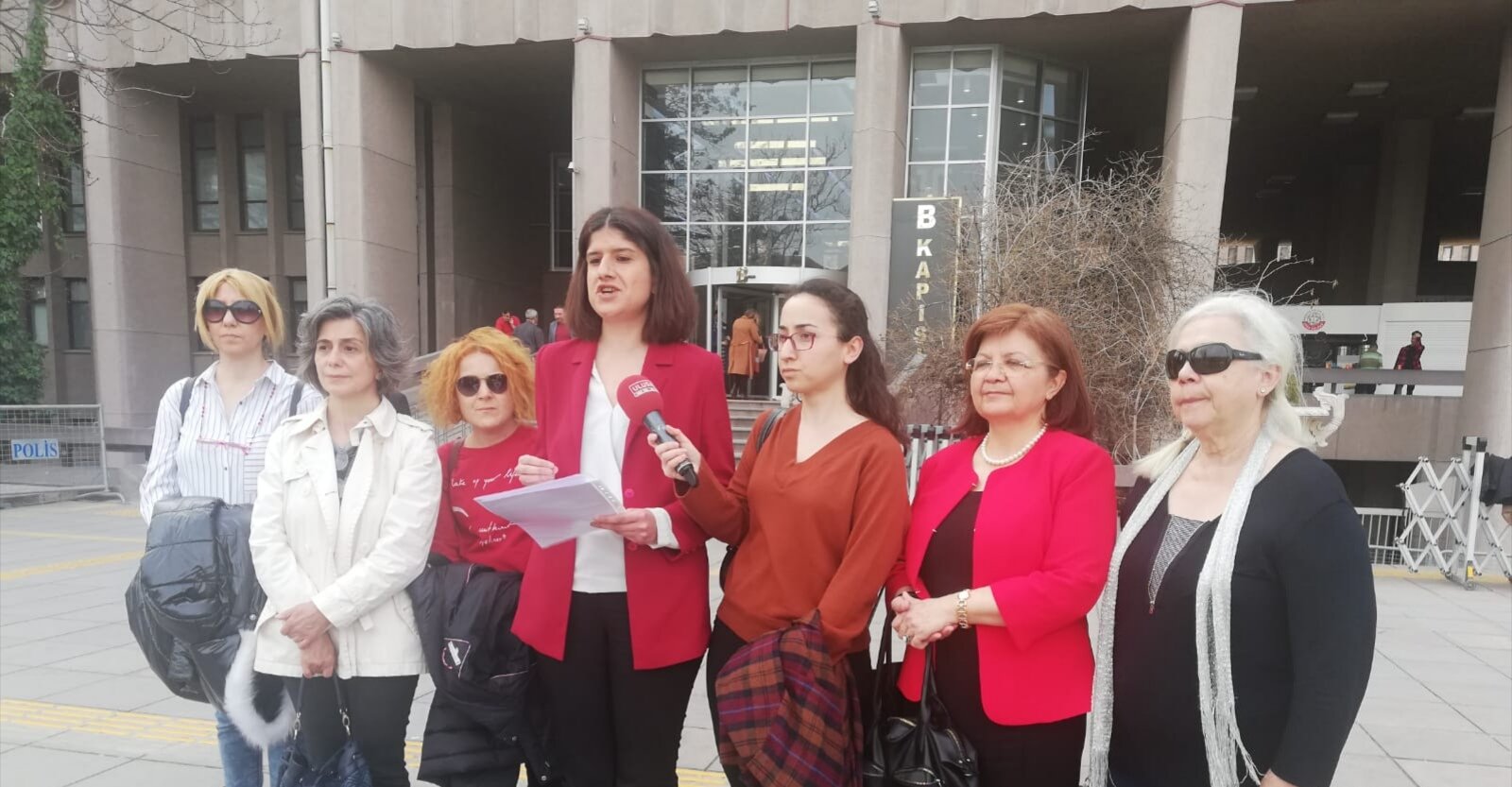 Siyasi isimler ünlü rap şarkıcısının klibiyle ilgili harekete geçti!