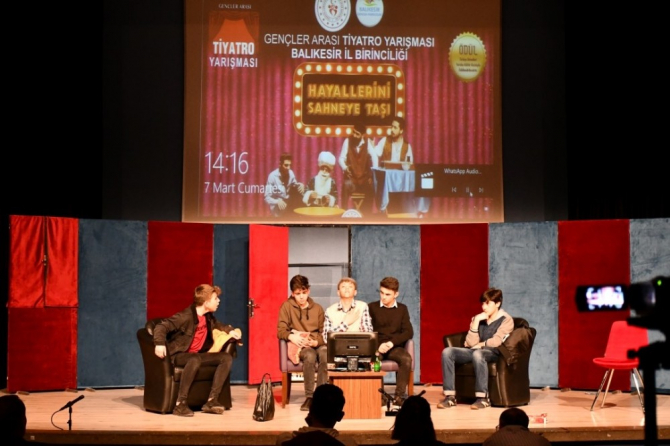 Balıkesir’de liselilerden tiyatro resitali