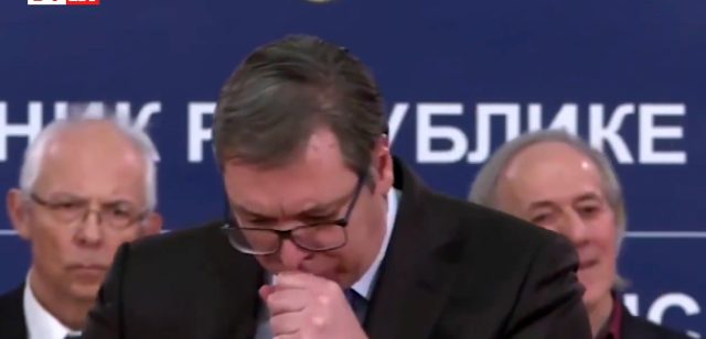 Koronavirüs birçok ülkede siyasetçileri de etkisi altına aldı! Vucic, açıklama yaparken öksürük krizine girdi