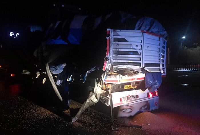 Yolcu otobüsü TIR’a çarptı! Çok sayıda yaralı var