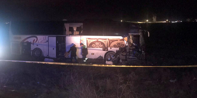 Yolcu otobüsü TIR’a çarptı! Çok sayıda yaralı var