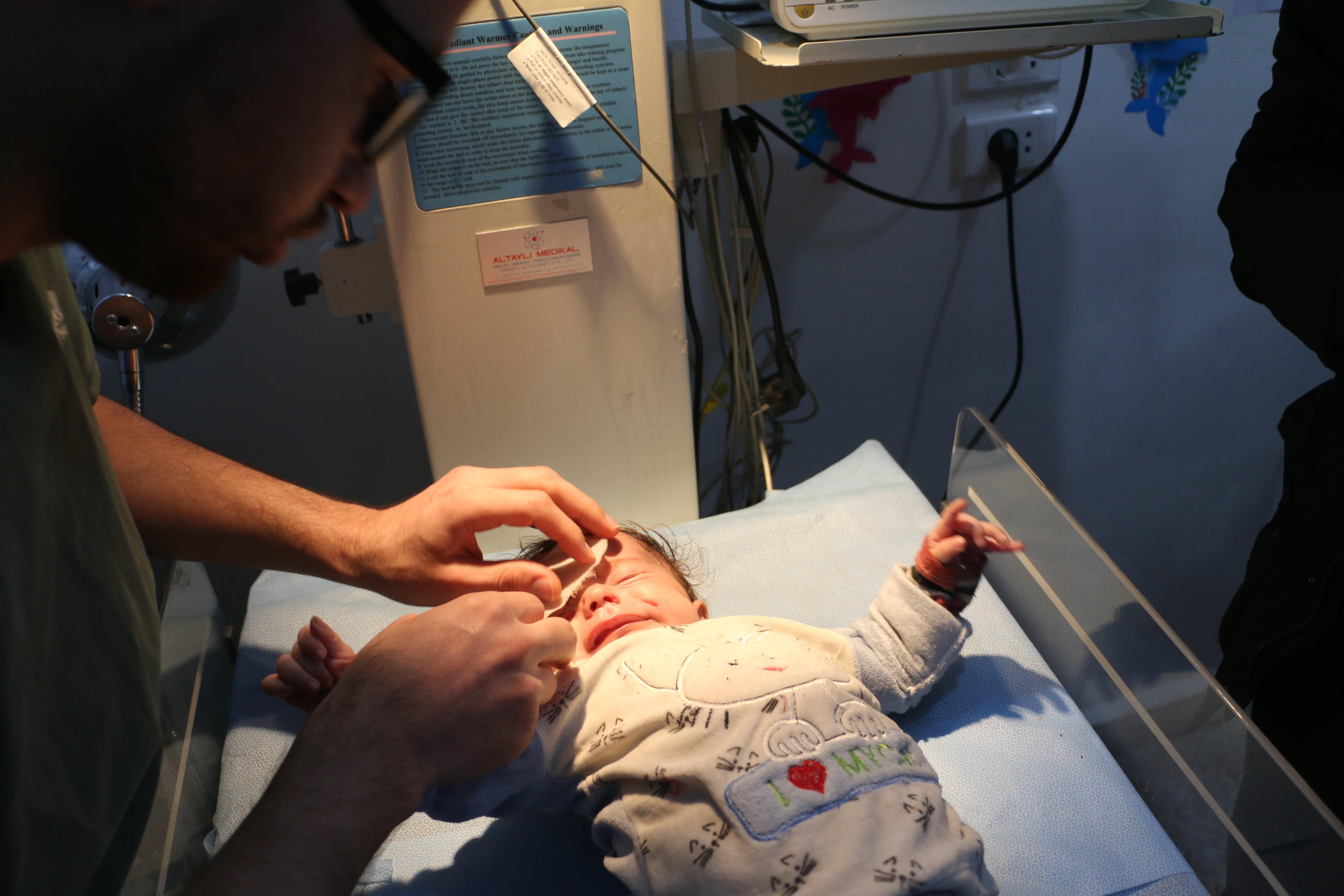 Rejimin hain saldırısında 2 aylık bebek bir gözünü kaybetti