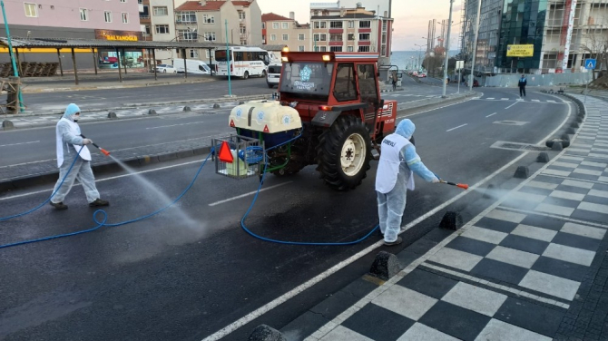 Pazar yerine dezenfektanlar yerleştirildi