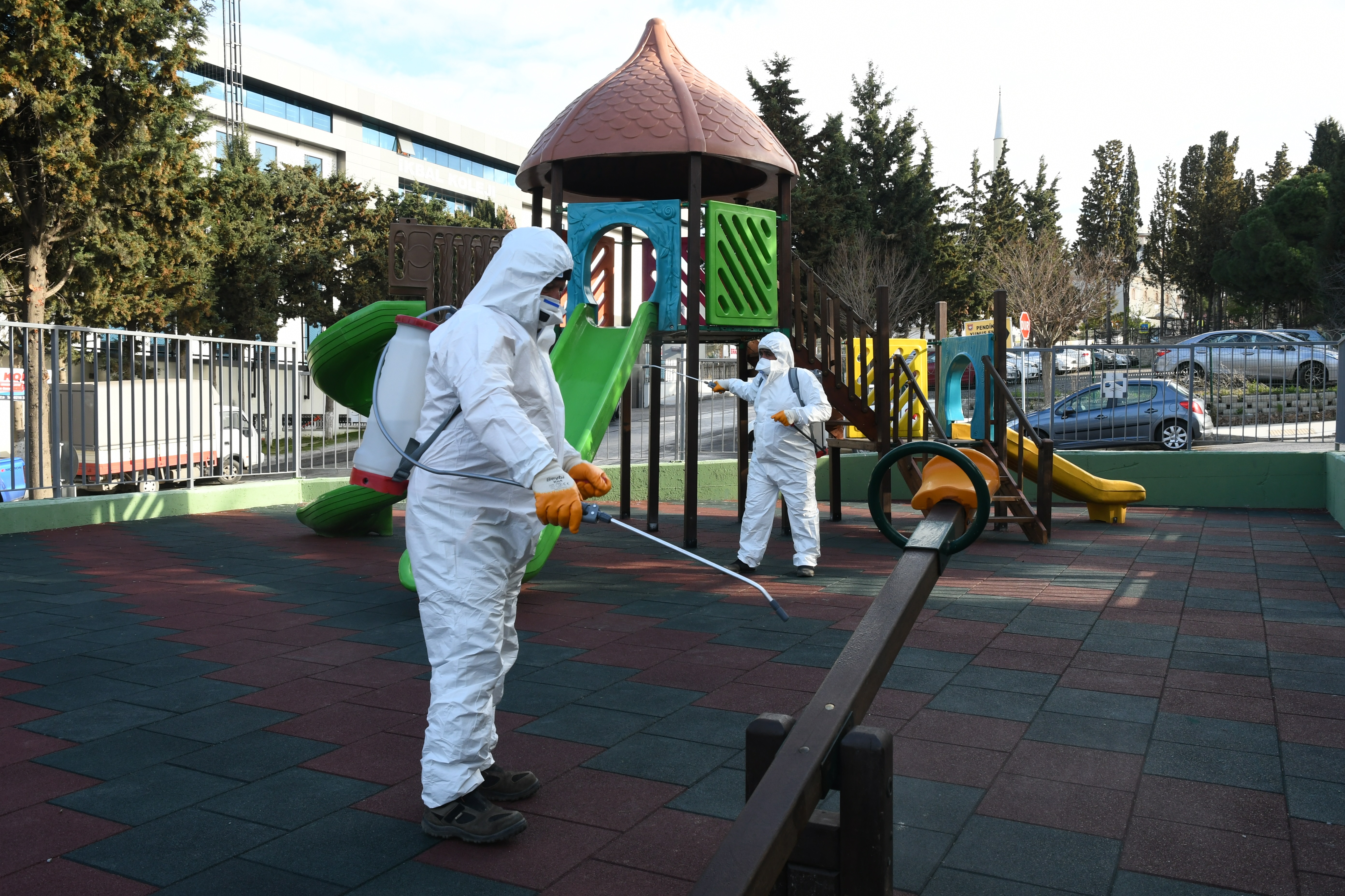 Pendik, koronavirüs tehlikesine karşı baştan aşağı temizleniyor