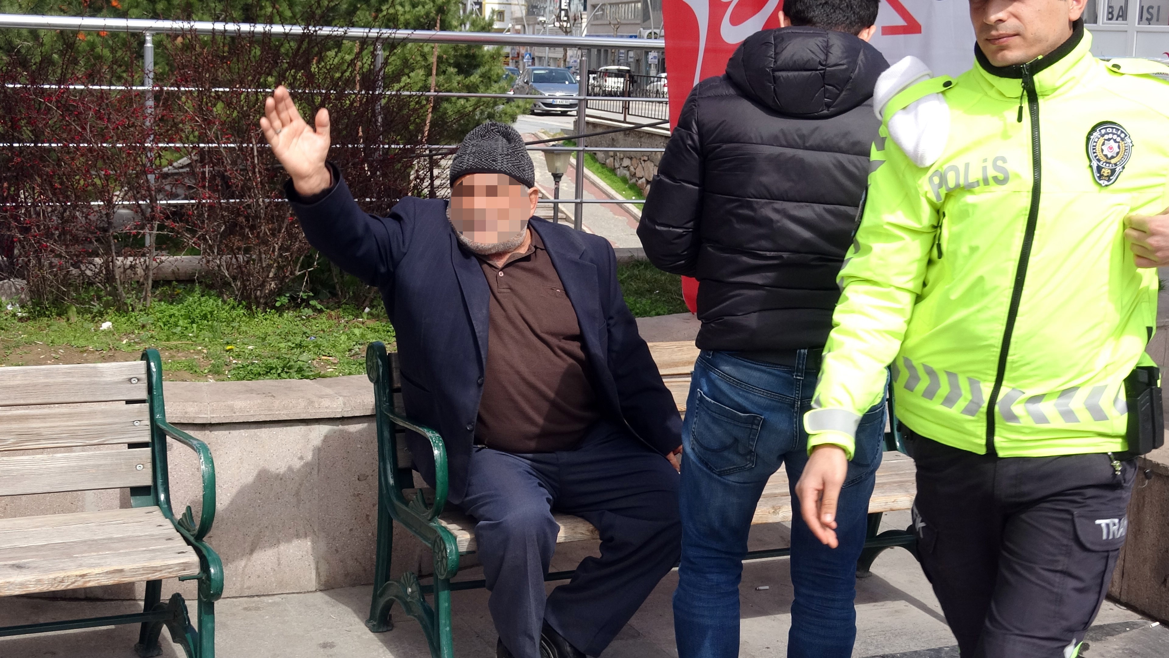 Tokat'ta evde kal çağrısına uymayan yaşlı adam gazetecilere bıçak çekti