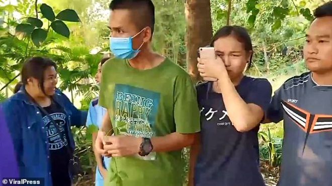 Rahatça gezemiyor diye bebeğini astı! Polis olayı peluş ayıyla canlandırdı