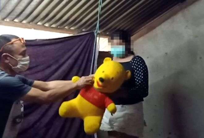 Rahatça gezemiyor diye bebeğini astı! Polis olayı peluş ayıyla canlandırdı