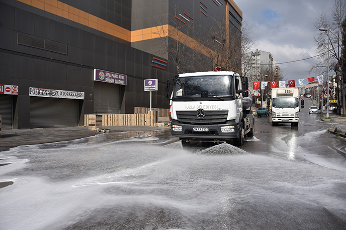 Tuzla'da dezenfektan çalışmaları tam gaz devam ediyor