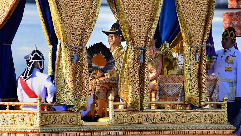 Tayland Kralı 20 kadınla otelde karantinaya kapandı! Yanına 4 karısını almadı