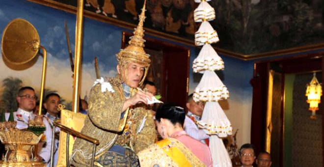 Tayland Kralı 20 kadınla otelde karantinaya kapandı! Yanına 4 karısını almadı