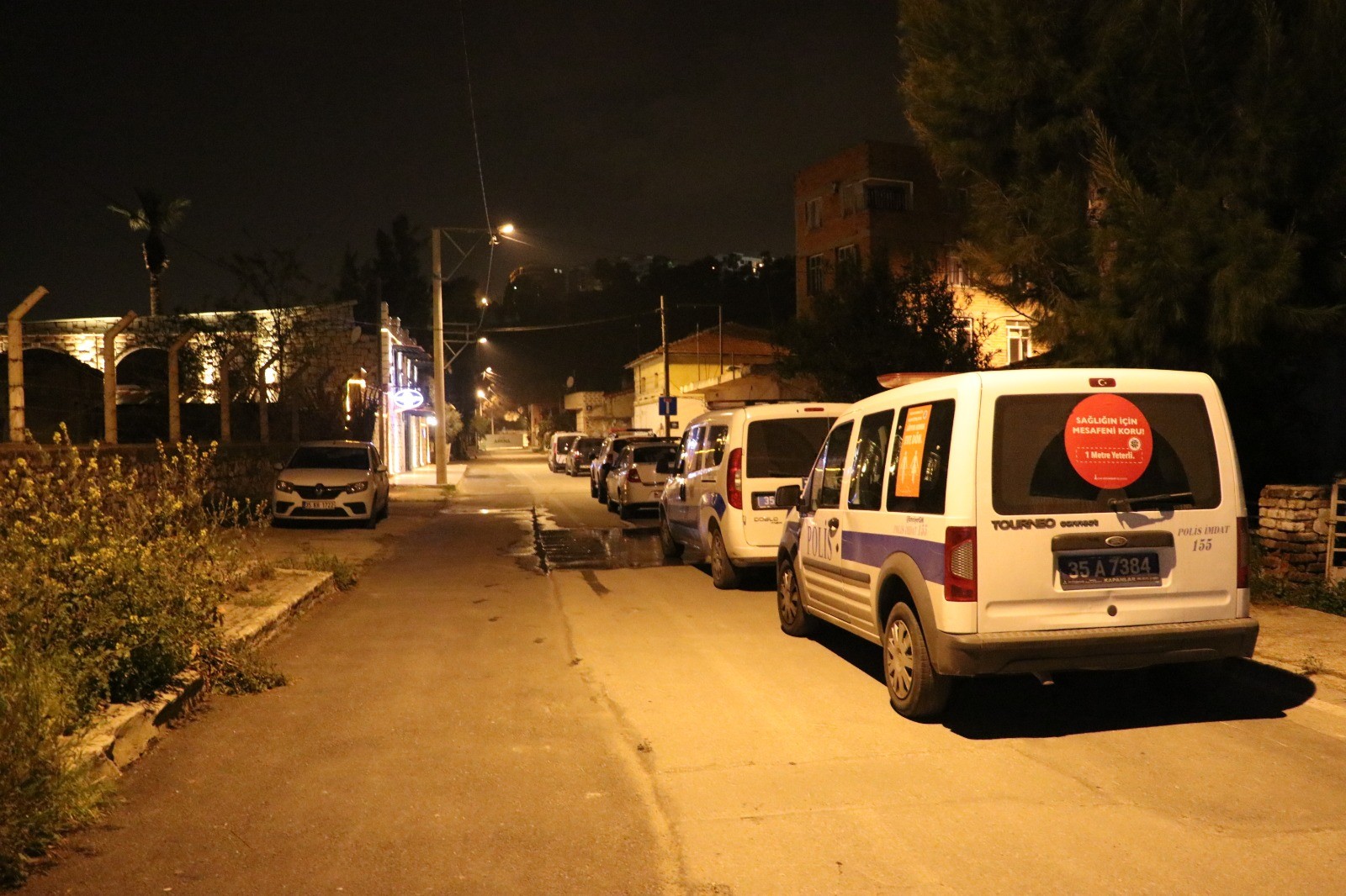 İzmir'de koronavirüse rağmen metruk binada kumar oynadılar