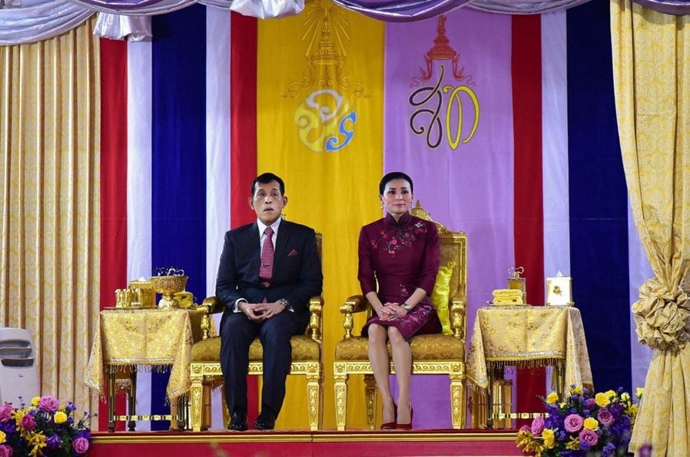 Tayland Kralı Almanya'daki 20 cariyeli karantinasından da kaçtı!