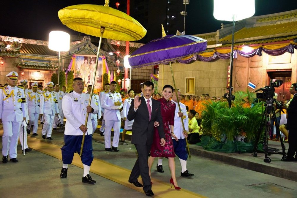 Tayland Kralı Almanya'daki 20 cariyeli karantinasından da kaçtı!