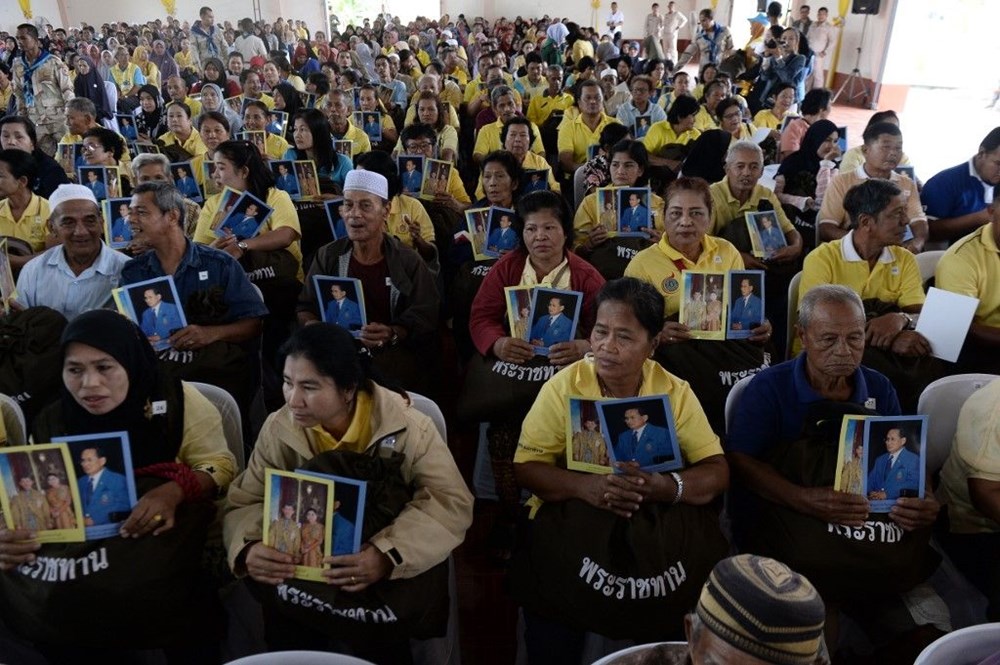 Tayland Kralı Almanya'daki 20 cariyeli karantinasından da kaçtı!
