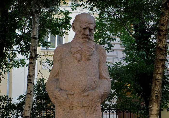 Tolstoy kimdir?