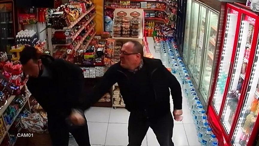 Markette hırsızlık yapan 2 kişi tekme tokat dövülerek sokağa atıldı