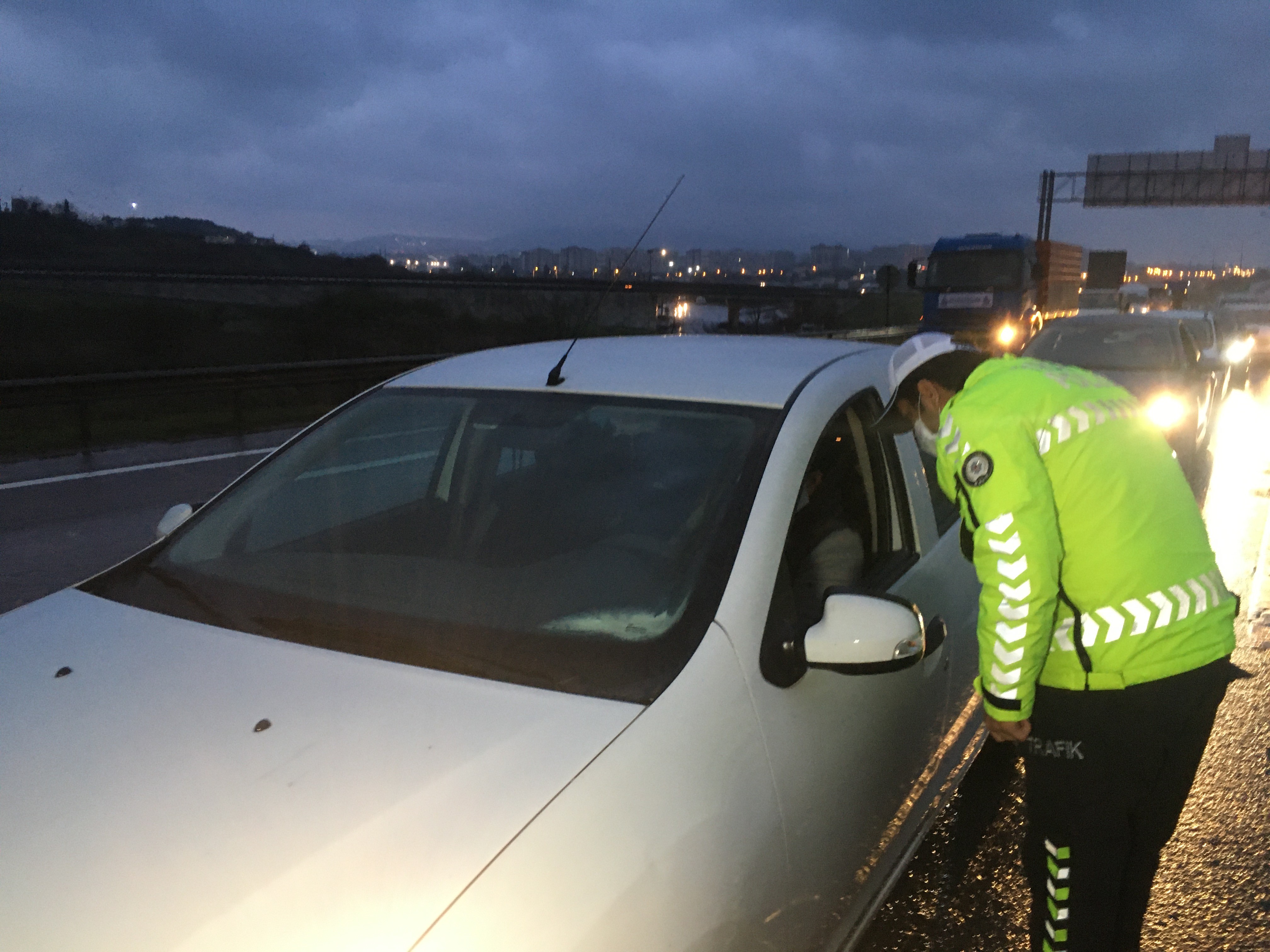 İstanbul'un giriş ve çıkışlarında denetimler sürüyor